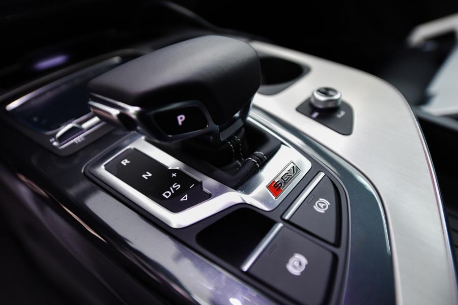Детали интерьера Audi SQ7 TDI by Speed Buster 2017 года  (фото 5 из 9)